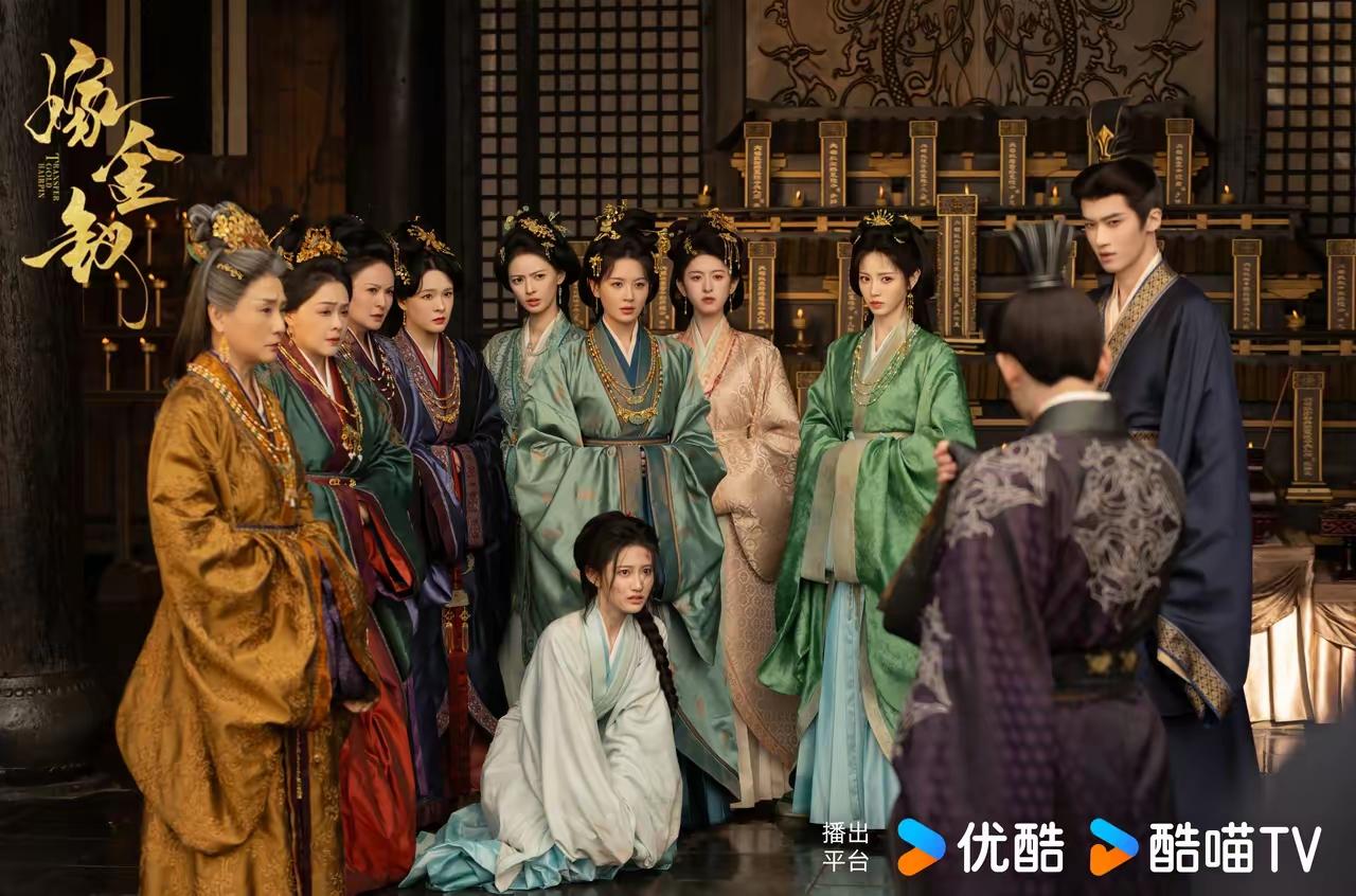 [思考]《嫁金钗》官宣定妆照，小田各种盛装造型，还公然“耍🔥”，又说全