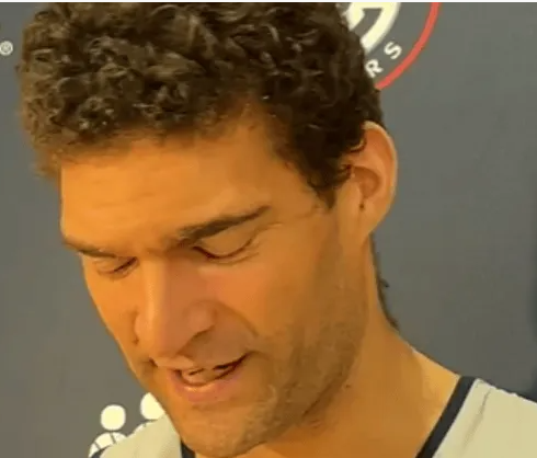 NBA常规赛，快船即将主场迎战火箭。今日，快船球员布鲁克-洛佩斯在训练后接受了