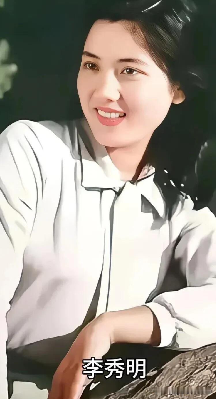 虽然她的鼻子有点塌，不是那么的完美，但这颜值在八十年代也是漂亮耐看的，她美的大方