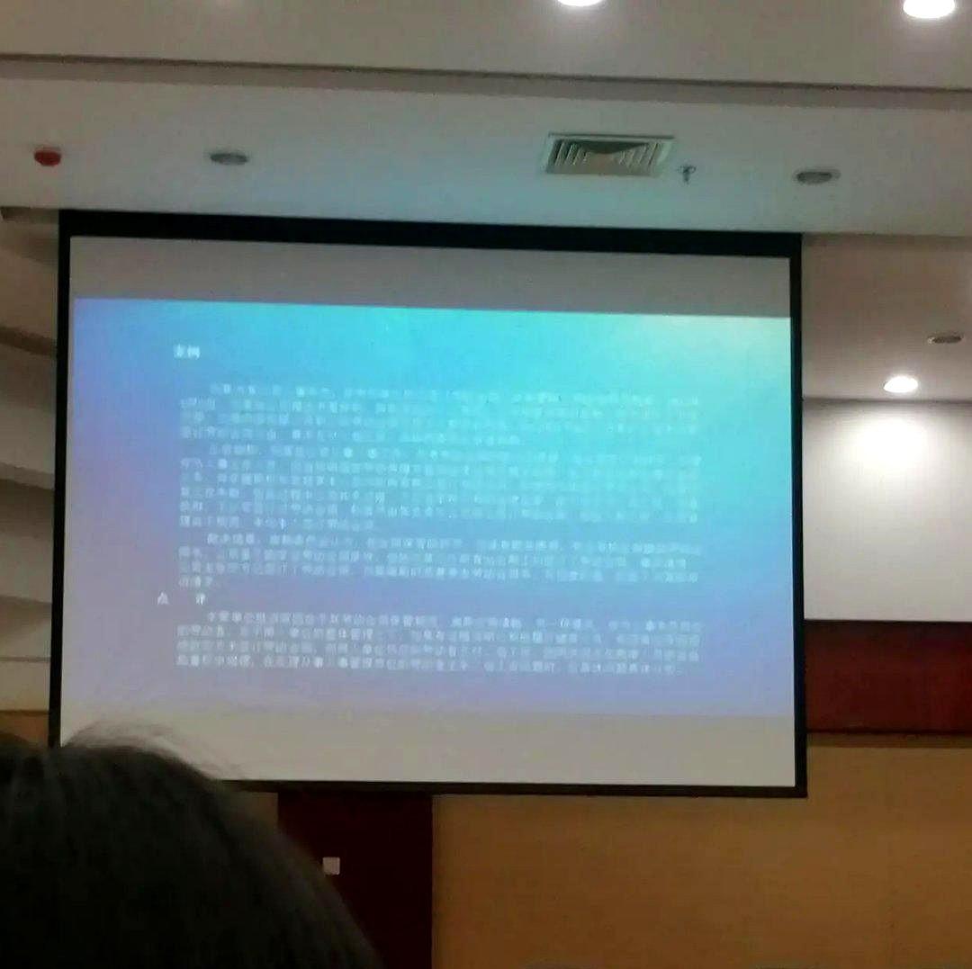 公司销售部来了个89年的文员，上班才5天就被辞退了。销售经理一看，字太小了，让