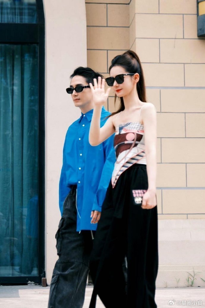 戚薇只有她老公半个大小，瘦成纸片人了