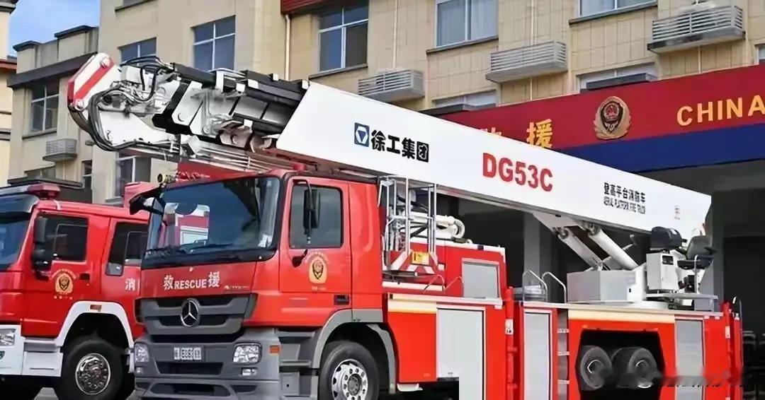 一辆进口消防车2400万，很多人纳闷中国能造航母，咋造不出这消防车？其实，二者