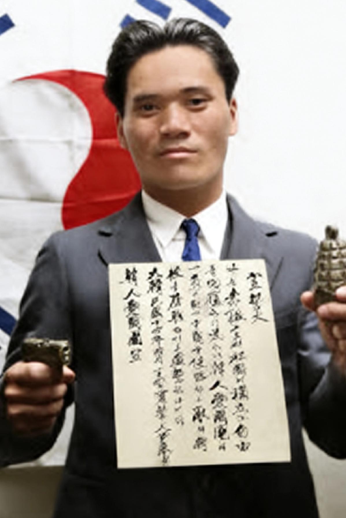 这是尹奉吉烈士留在世间的最后一张影像，镜头里的他手持手枪、炸弹，在韩国国旗之下庄