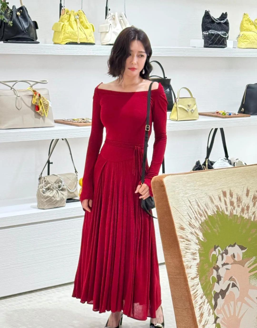 低头看包包，抬头看到美女的一瞬间，有谁懂那种惊喜。秦岚现身广州太古汇一家包包店