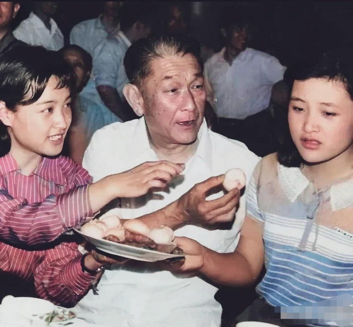 80年代的珍贵老照片，右边是陈冲还是小女孩的样子，左边刘晓庆比较成熟，笑得很开心