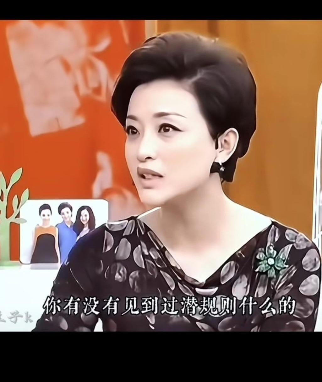 杨澜当年在访谈里冷不丁抛了个送命题，当面问柯蓝有没有被圈里潜规则过。换成普通艺人碰到这种坑，要么支支