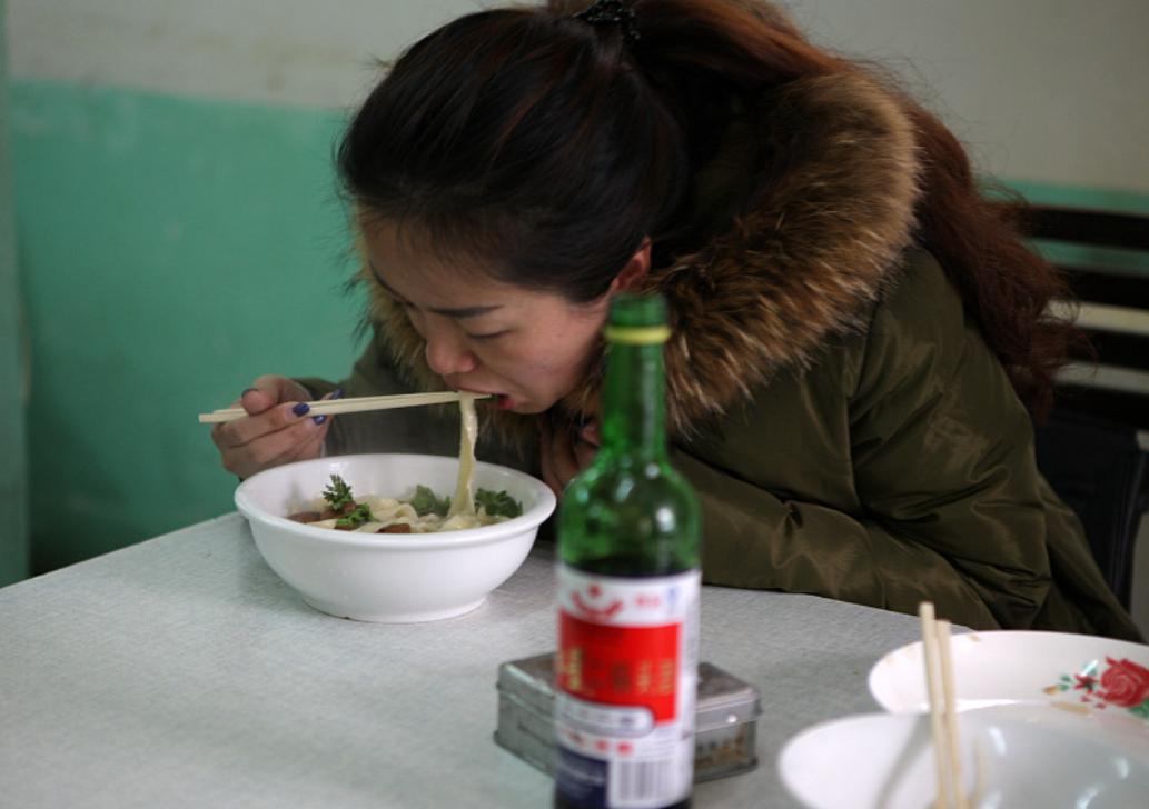 河南一女子，无辣不欢，尤其爱吃醋，结果去医院一查，发现她的胃已经快被吃醋给“泡”