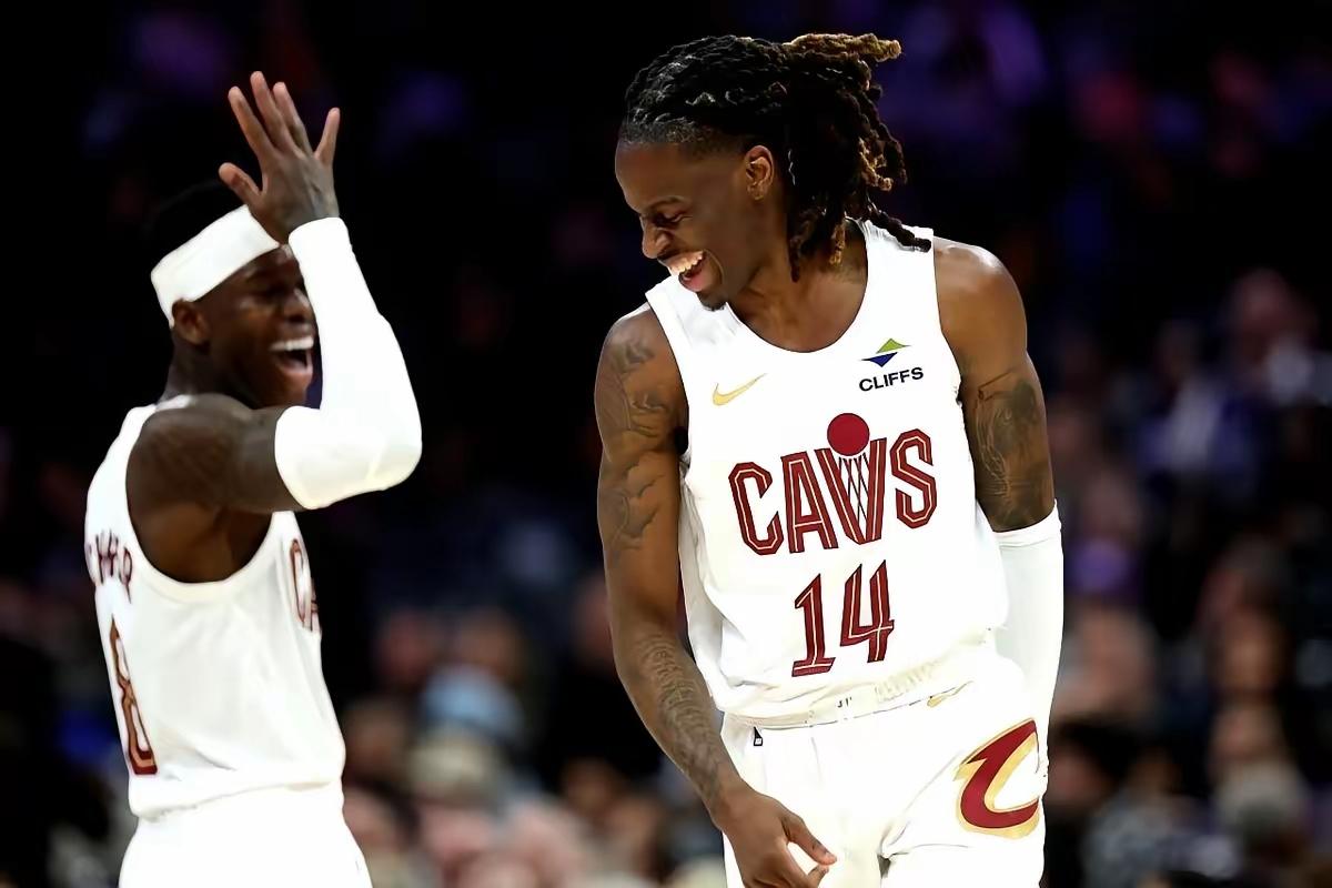 原来施罗德才是骑士交易得到埃利斯的添头骑士大胜独行侠，埃利斯首发上场26分钟