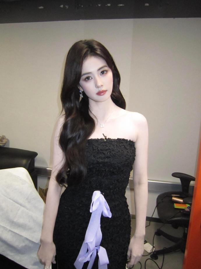 最近白鹿在录制综艺节目的时候搭配了一身黑色的衣服，看上去非常的漂亮，真的好美。