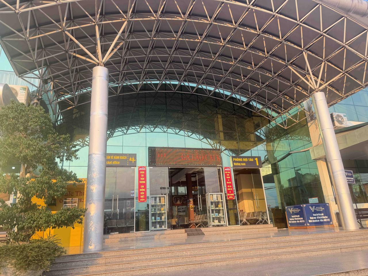 越南老街省火车站冷冷清清，客流量稀少越南老街省火车站建筑还可以，铁棚以及楼体