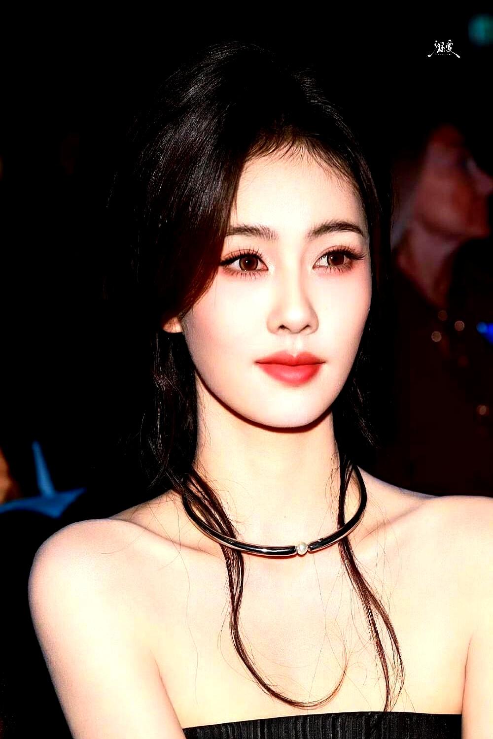 白鹿体重掉到86斤，身体报废直接停工，娱乐圈这碗饭真不是谁都能端的。另一