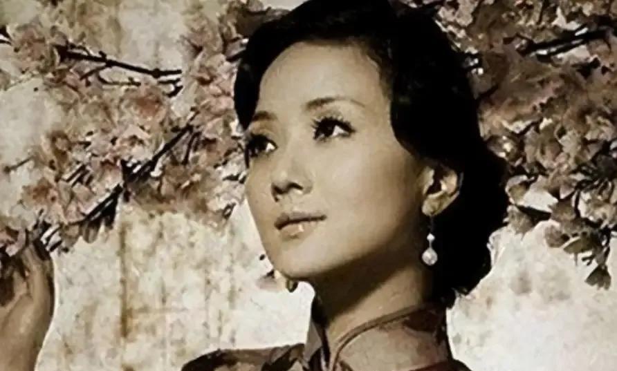 刑场惊变1951年，四川昭化县刑场，空气凝滞如铁。军统女特务王化琴跪在沙地上，