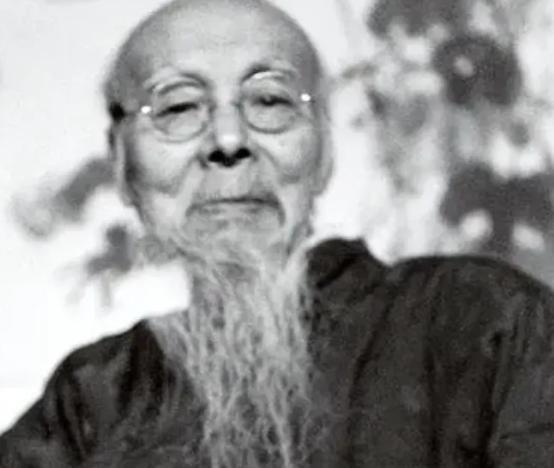 1953年，一男子花了2元向齐白石求画，齐白石画了两片咸鸭蛋，对方提出再添几笔后