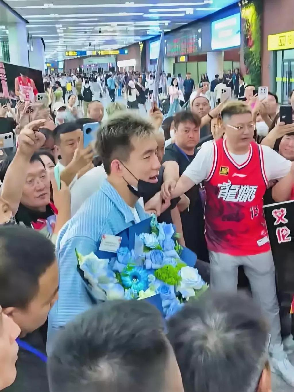 咱就说郭艾伦这人气！你不服不行！虽然艾伦离开辽宁队已经很长时间了，但这次被辽宁