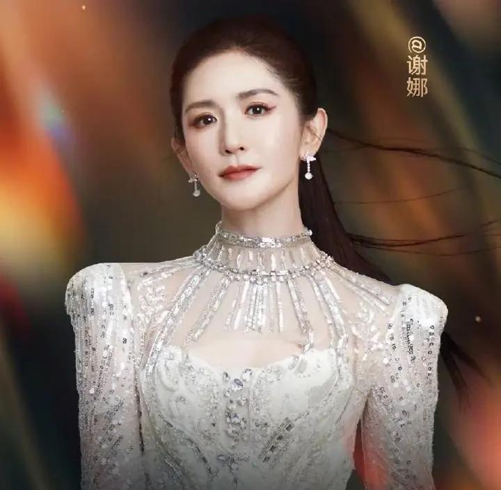 谢娜演唱会，全网等着看笑话，结果所有人都沉默了。网上的段子早就写好了剧本：开场