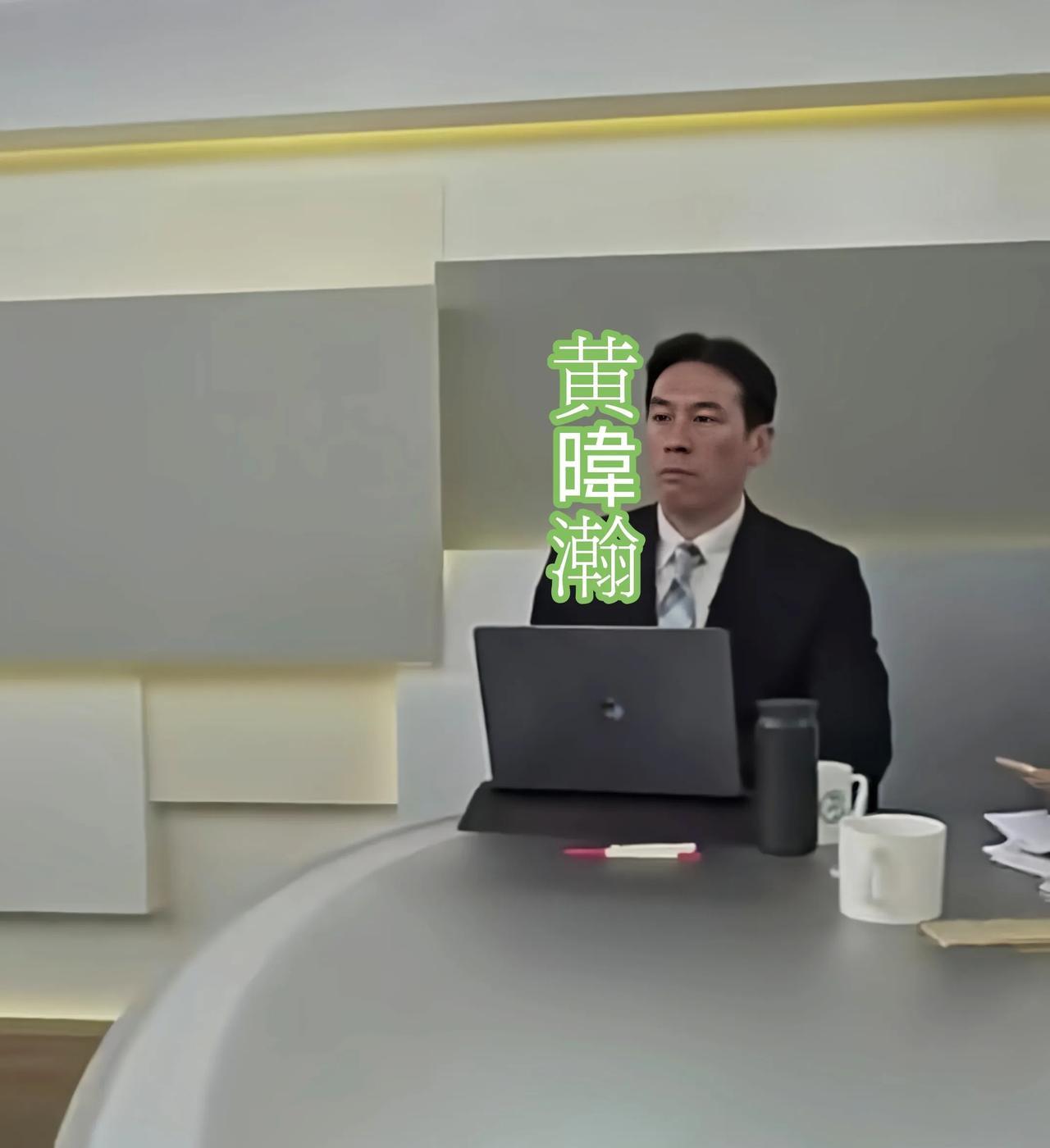 黄暐瀚看到“大罢免”绿营票数全面落后时，面色铁青，表情呆滞！正好这一幕被节目同场