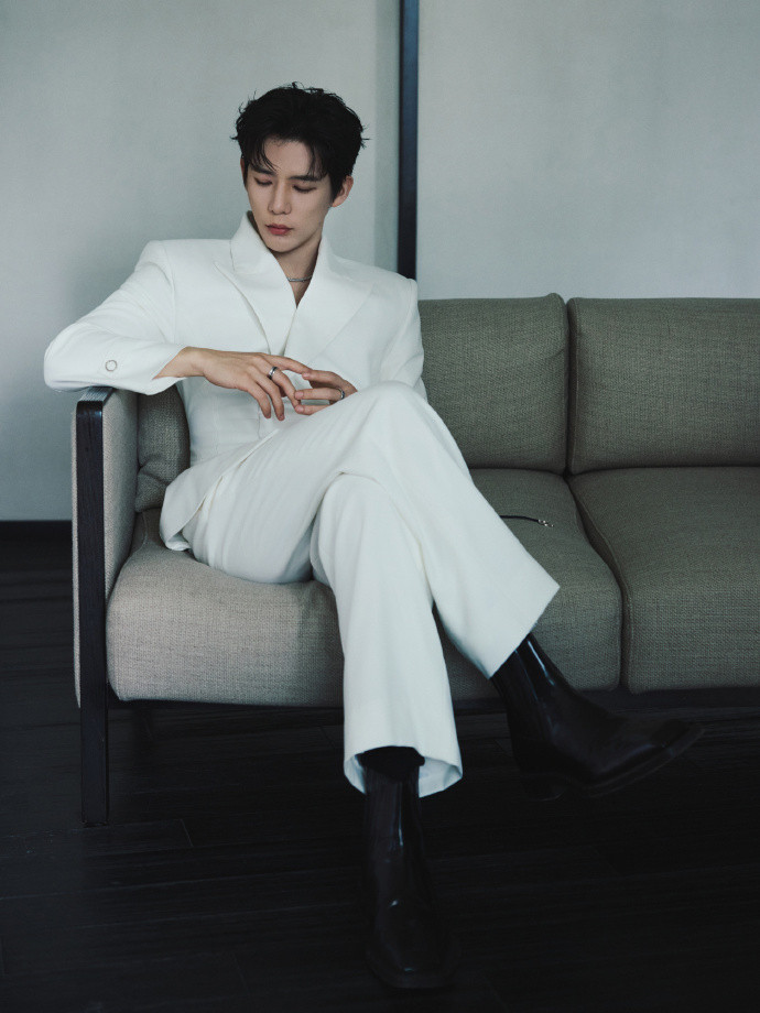 1.王安宇拍戏的时候会让助理去打听附近有没有篮球场，他喜欢休息的时候约几个人去打