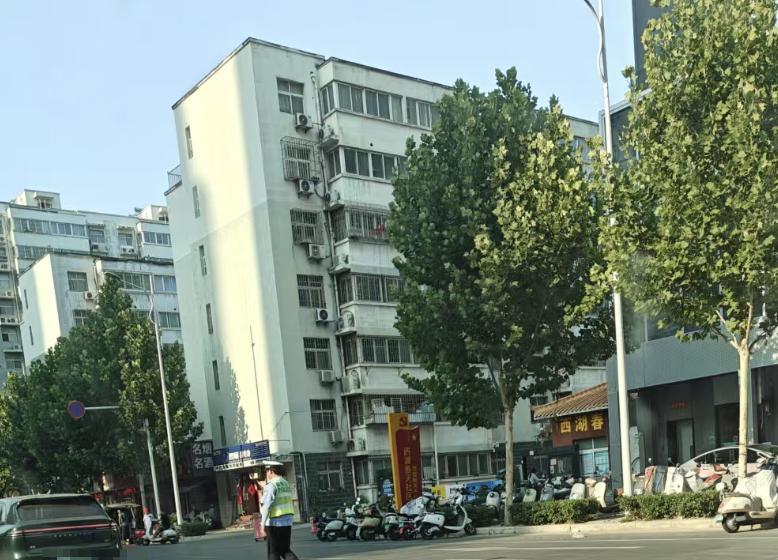 我发现了郑州治理违停的密码。郑州在非严管路段，一般来讲，只要你不停在路口附近，