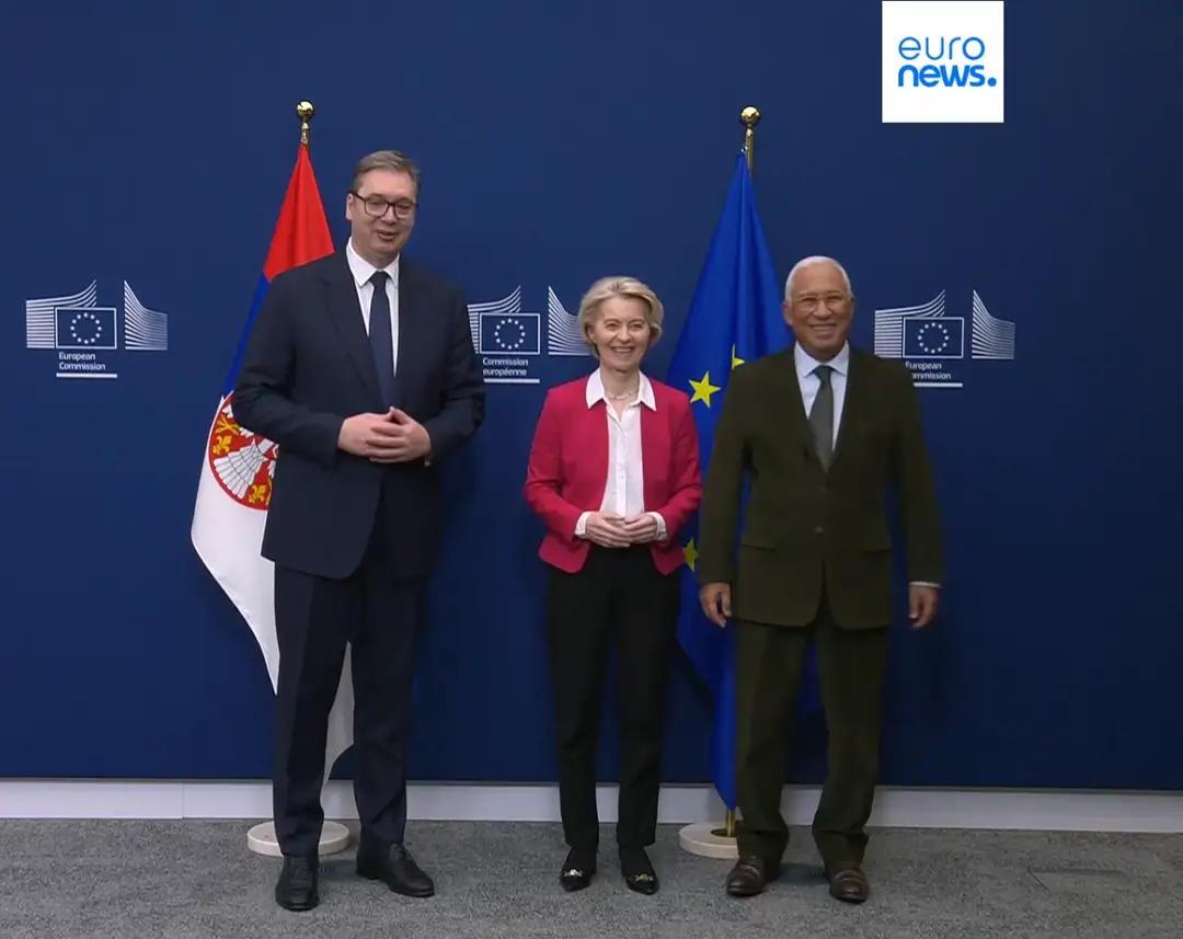 据报道，塞尔维亚总统武契奇在与欧盟官员会谈期间，与欧盟委员会主席冯德莱恩并肩而行