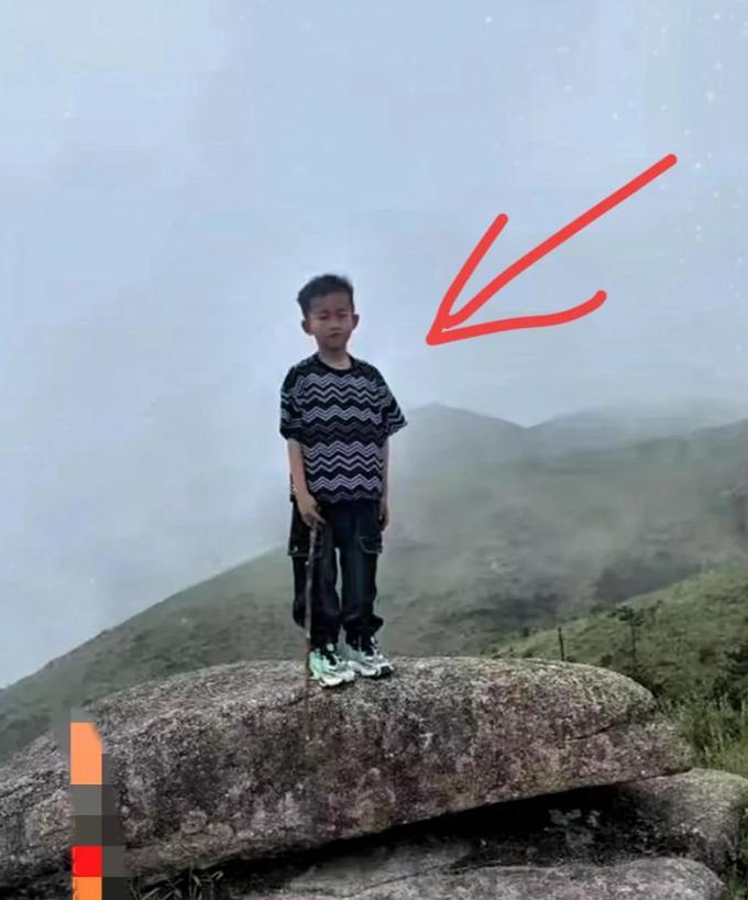 福建男童山顶失踪后续，网友爆料在厕所找到，工作人员回应让人意外！5月4日下午，