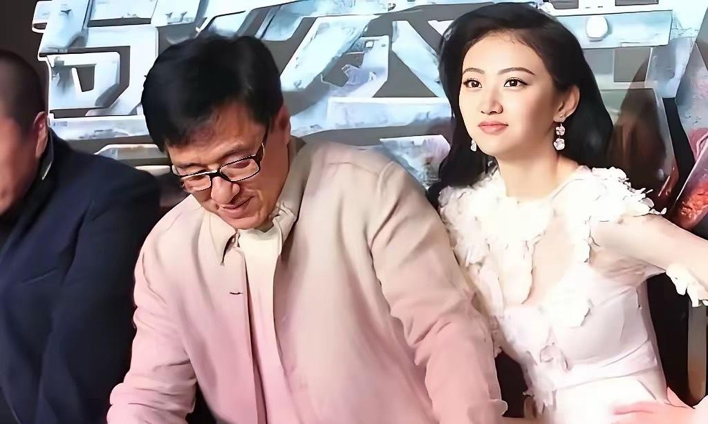 公众人物在公开活动当中，每一个细微动作都会被无限放大吗？这场电影发布会里，
