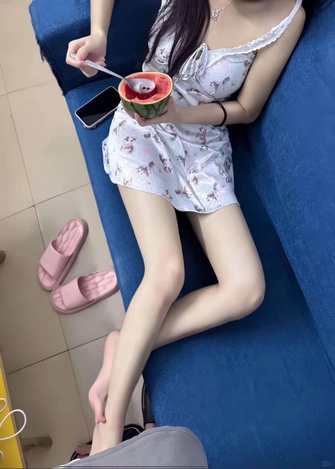 下班了，疲惫的一天，吃个西瓜