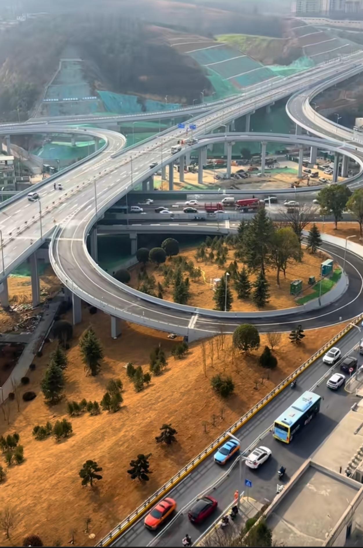 据说明天(1月28号)安康七里沟立交桥就要通车了，这可是个好消息啊！这是安康人家