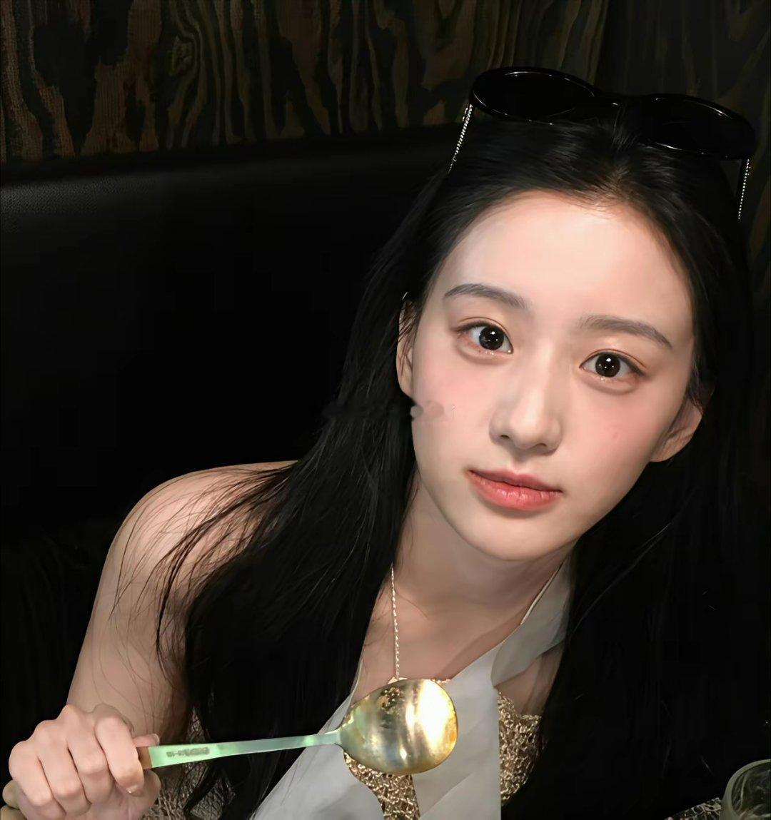 别猜了，金晨“跑路”《明川有知夏》剧组，根本不是什么档期问题。临开机踢走“王炸C