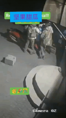 到不了的快递，在第聂伯罗彼得罗夫斯克，几个征兵官围住一个外卖员，上前检查证件，看