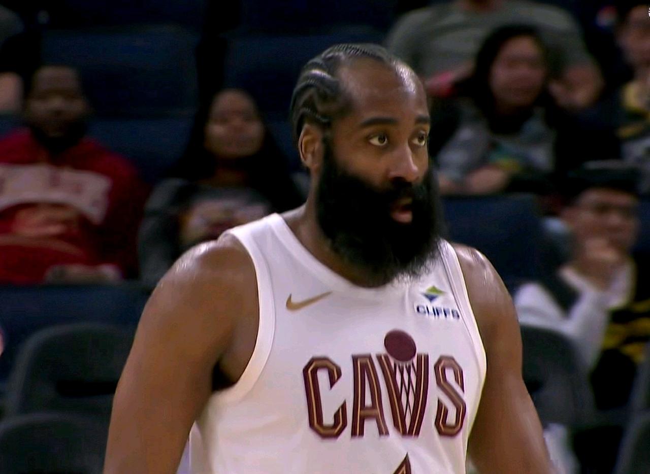 哈登大火收汁，戏耍勇士！不愧是抗勇第一人，骑士客场和勇士玩了一整场，末节决战