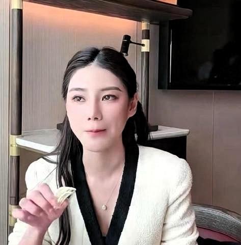 马小梅有个想法,她想把零食印上标识,和麻六记一起卖,她觉得这样会赚钱,能借着名气