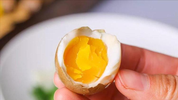 调查发现：早上经常吃鸡蛋的老人，过不了多久，身体或有7个改变研究表明，鸡蛋作