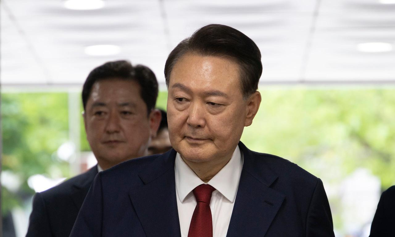31日，韩国首尔中央地方法院批准逮捕前总统尹锡悦。这一逮捕令是金建希特检组申请签