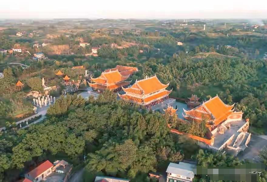 我在四川威远的乡间，远远望见一片金瓦红墙。那气势不像庙，倒像紫禁城。走近了才