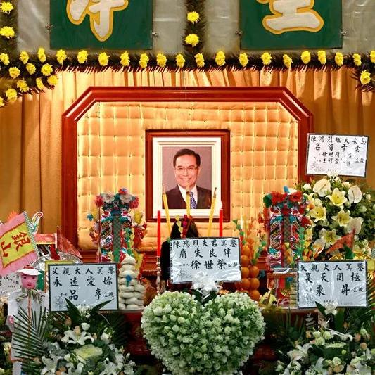 2009年，演员陈鸿烈的葬礼上，一张珍贵的留影，他曾在《大醉侠》中饰演玉面虎，以