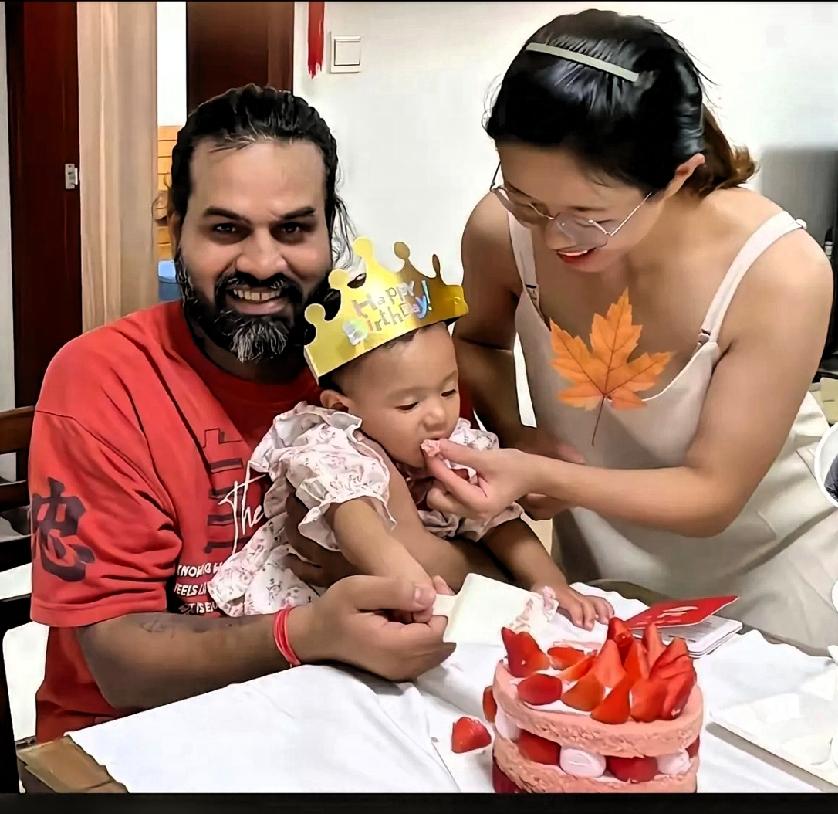 这应该是许多印度男人羡慕的生活吧，娶了中国的女人，在中国安家落户，从他脸上的笑容