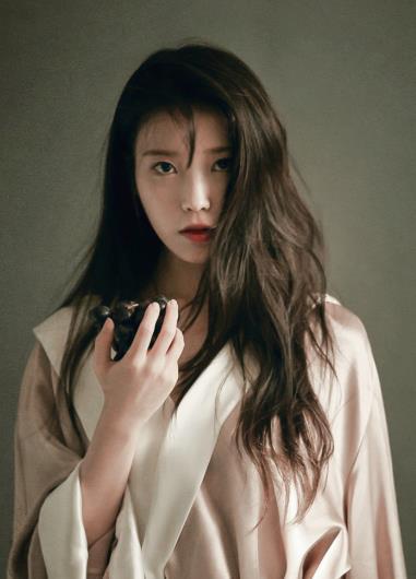 IU新剧向男主求婚这段IU李智恩的新剧中，其扮演的成熙勇敢的向李菀求婚，求婚的