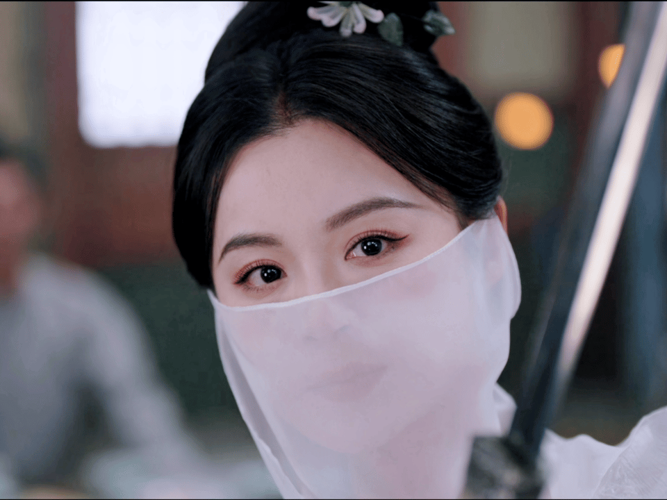 盼星星盼月亮，《唐诡3》毛林林终于登场咯！抱着琵琶耍着剑，剑舞超带感，白衣飘飘仙