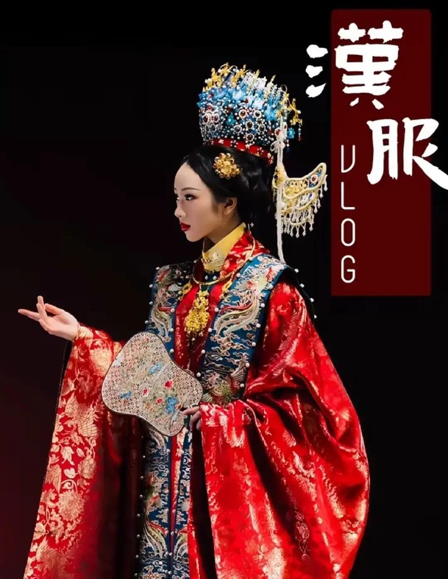 吴尊15岁女儿穿凤冠霞帔拍博物馆海报，大红婚服配十二龙九凤冠，老父亲一句“该担心的是她另一半”直接冲