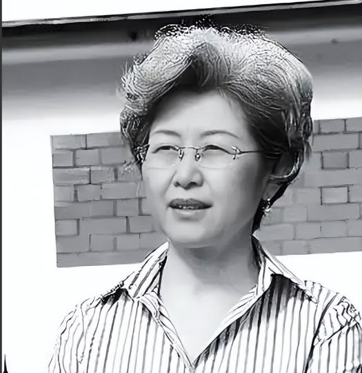 她在毛主席身边工作11年，晚年与主席同月同日离世，一生未婚。她叫王海容，在毛主席