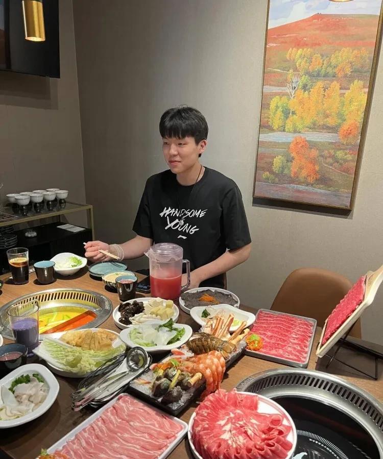 周琦吃个煎饼果子，被网暴了这么多年！杨瀚森吃火锅，却没人指责杨瀚森生活不自律！
