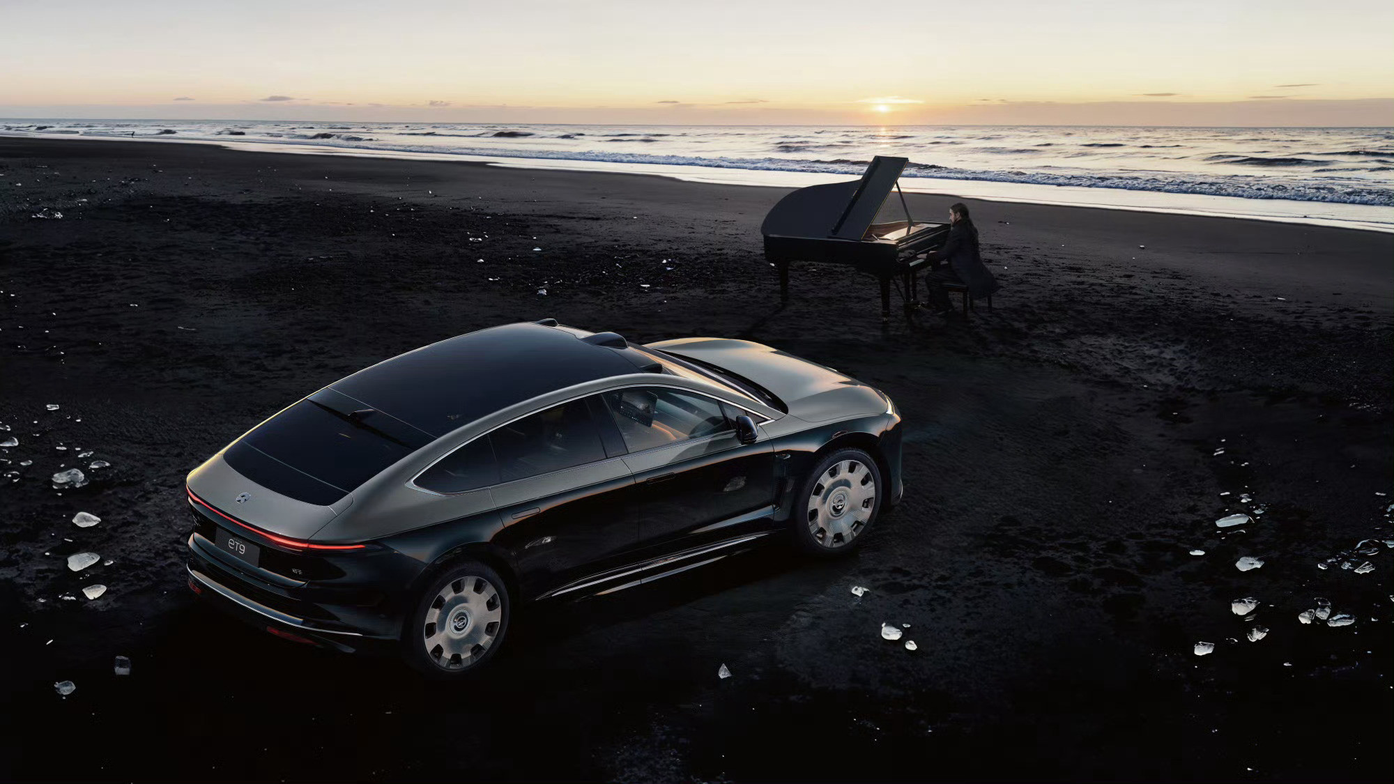 出地平线版，就是用相对可控的投资，让ET9外观更加与众不同。旗舰车型需要一眼看不