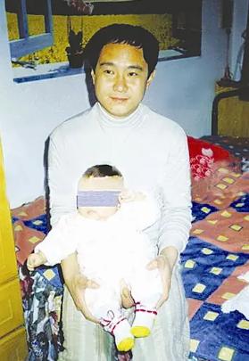 1983年，北京一名18岁少年，因抢了路人1顶帽子被判流氓罪，并处以死缓，他积极