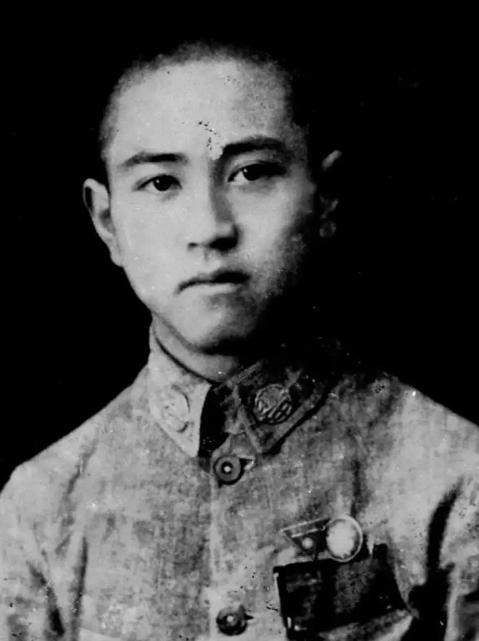 1948年，因叛徒出卖，地下党员刘国志被特务抓捕，在香港做银行经理的五哥连夜赶回