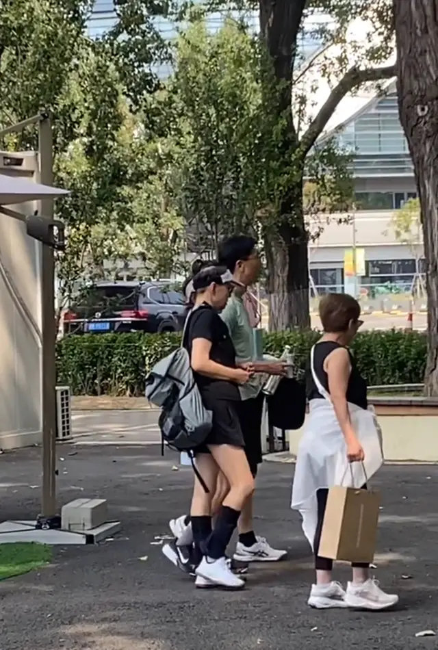 宋丹丹和李静晨跑，穿短裤露出双腿，网友：身材比我这20多的都好​