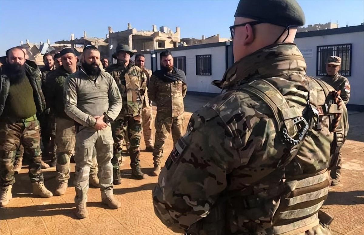 雇佣军的噩梦！前线节节败退之后，乌军下令雇佣兵编入突击队根据媒体报道，在乌克兰