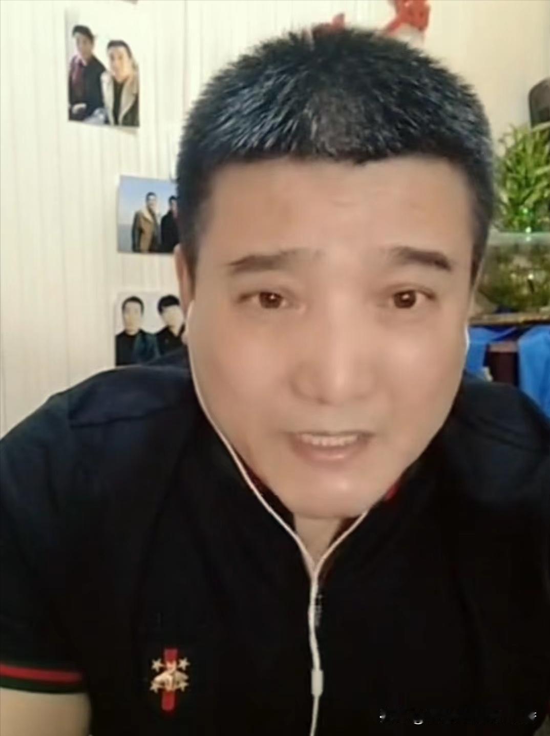 赵本山的御用编剧何庆魁的儿子何树成，在直播间吐槽杨仪说：“杨少华老师过生日，我爸