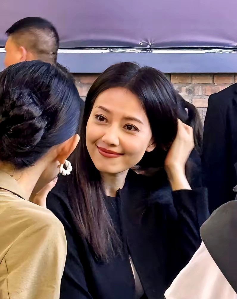 我同学近距离接触过高圆圆，她悄悄告诉我，真人跟镜头前完全不一样。当时高圆圆去她们