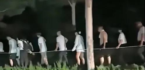 7月13日半夜十二点，淄博文昌湖人行道上发生惊悚一幕吓坏路人。网友发视频说，一