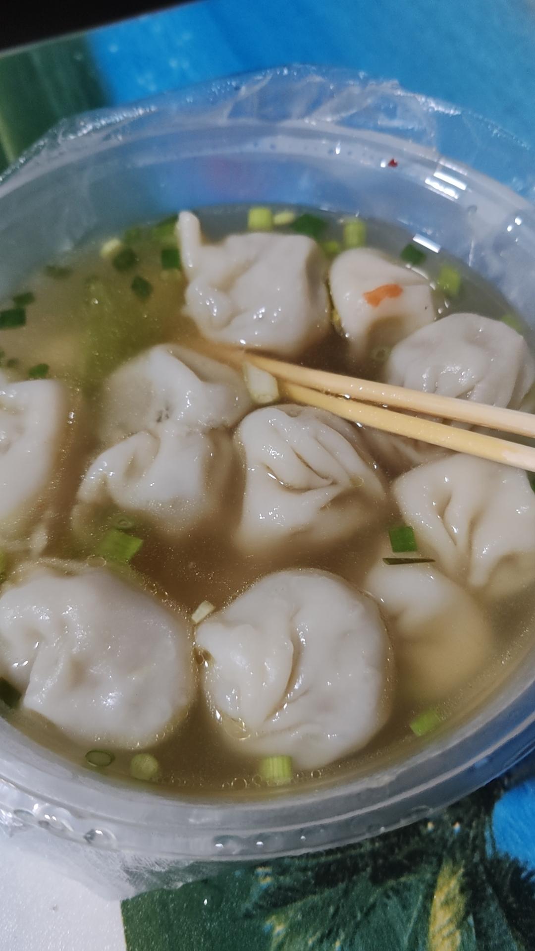 元宵节大暴雨，菜也买不来，本来想吃汤圆的，晚上雨停了，出去买了一碗水饺吃。生活